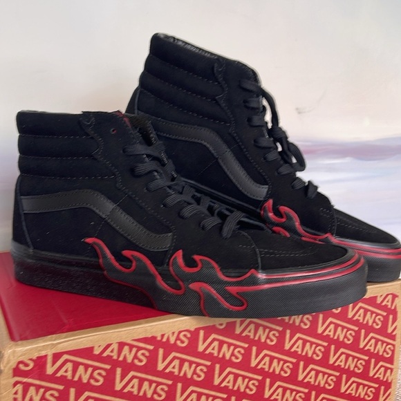 Vans Men’s Sk8-Hi Flame
Suede Black/Red
VN0005UJY09
Sneakers - Picture 5 of 16